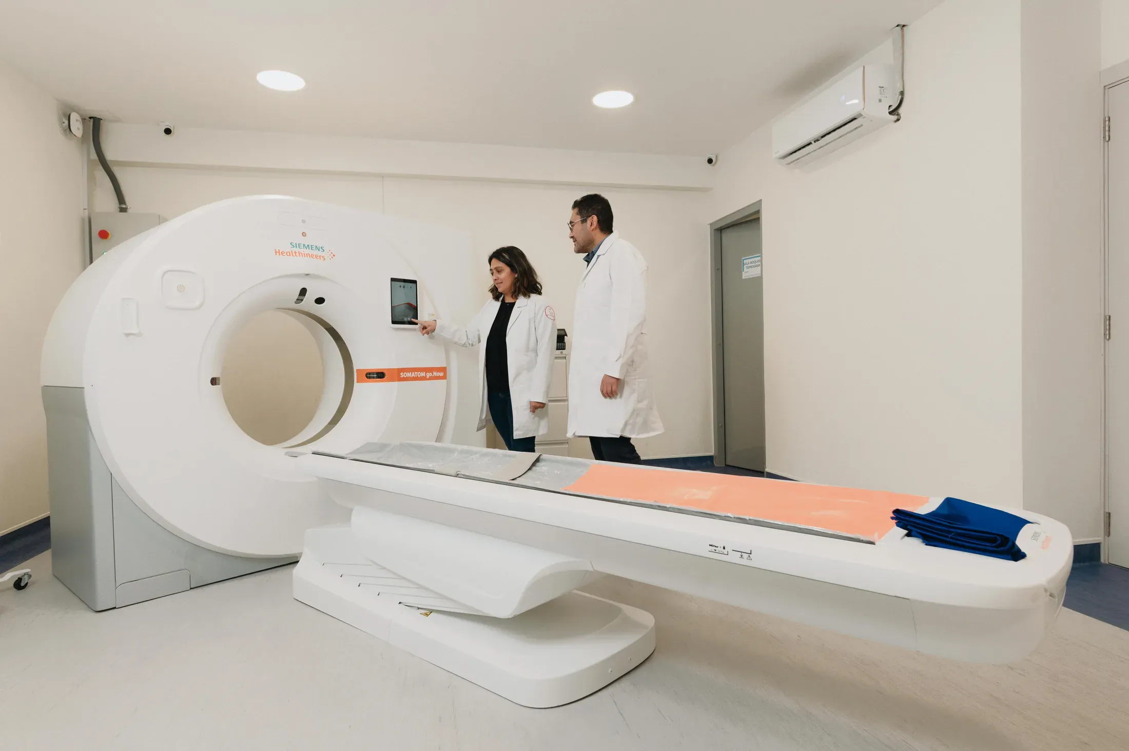 Sala de tomografía de Idiar con el equipo de atención